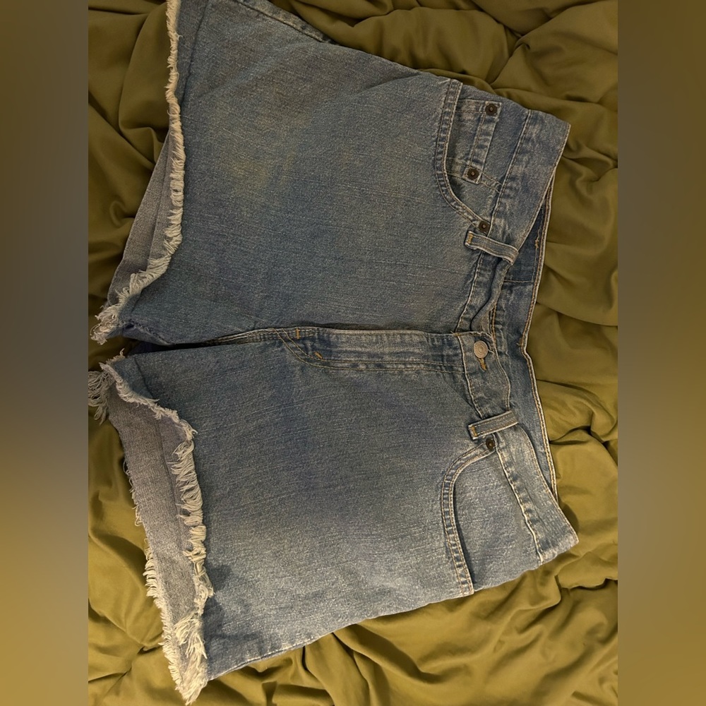 Guys fit Levi Jean shorts